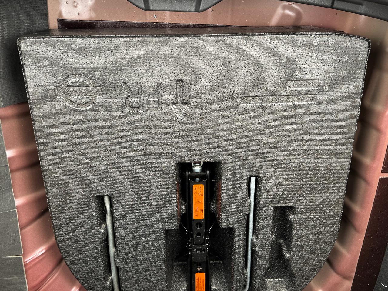 2019 Nissan Kicks SR+ONE OWNER+CLEAN CARFAX+LEATHER+360 Camera Photo