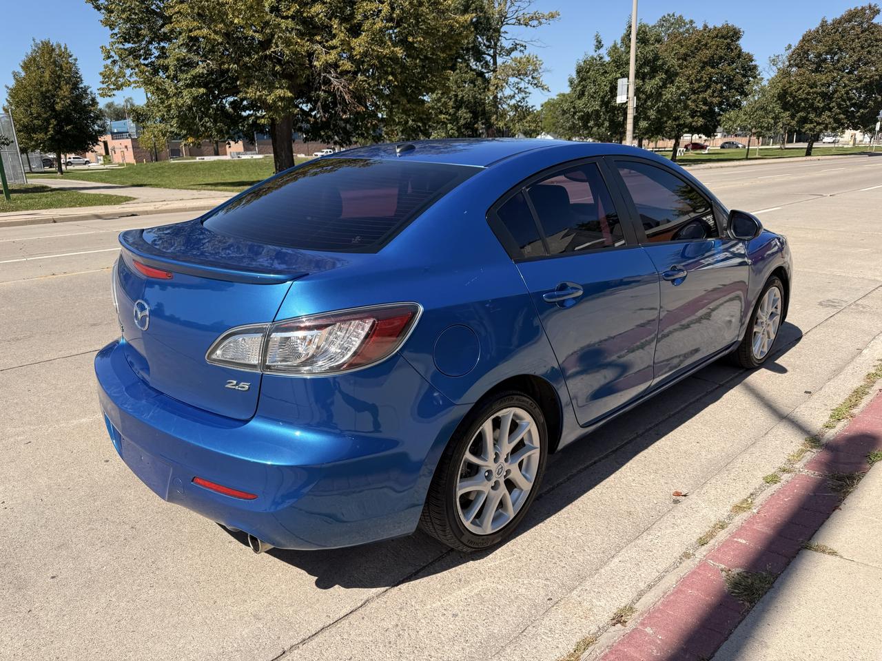 2012 Mazda MAZDA3 4dr Sdn Man GT Photo