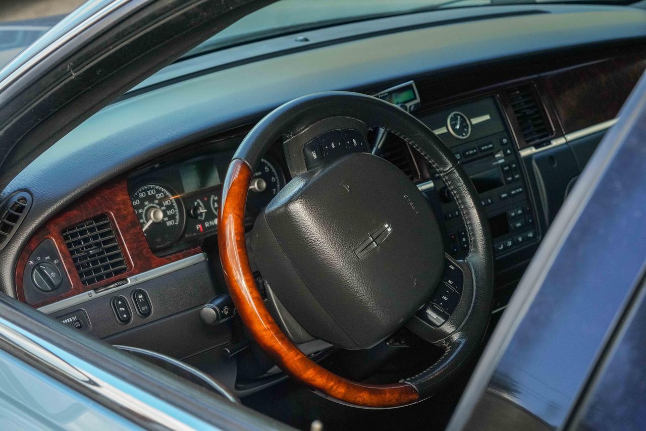 2009 Lincoln Town Car Signature Limited Photo