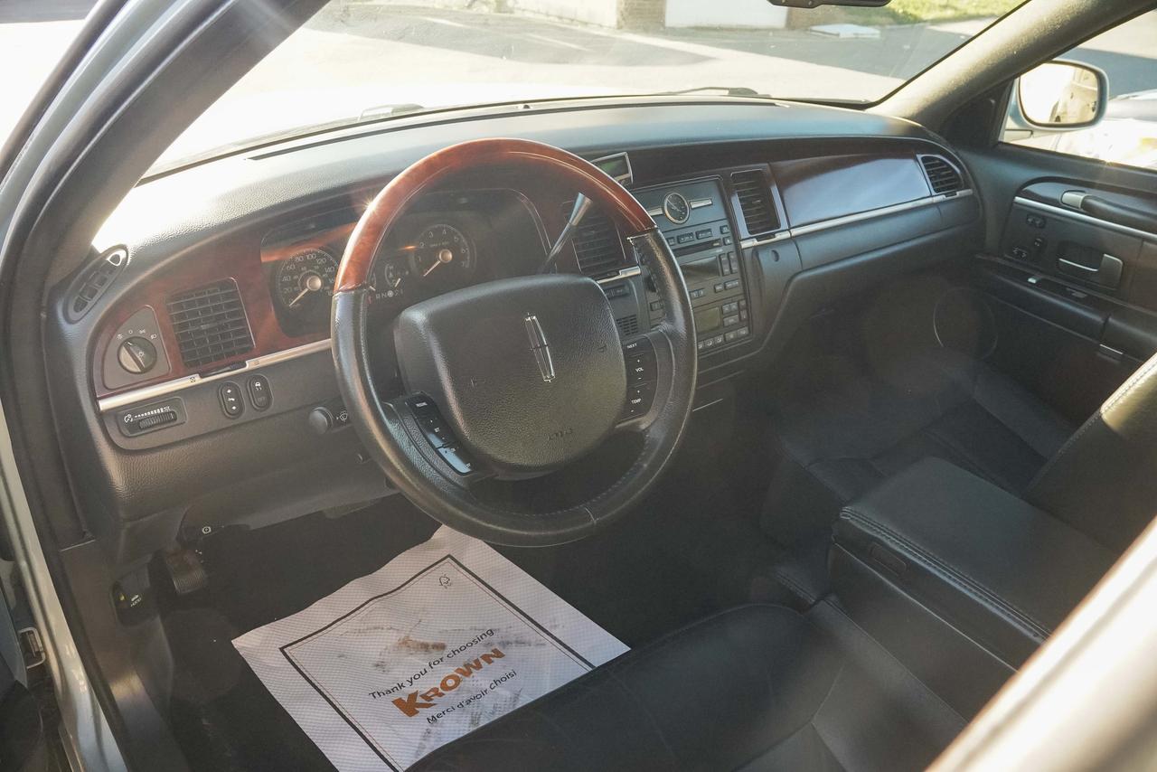 2009 Lincoln Town Car Signature Limited Photo