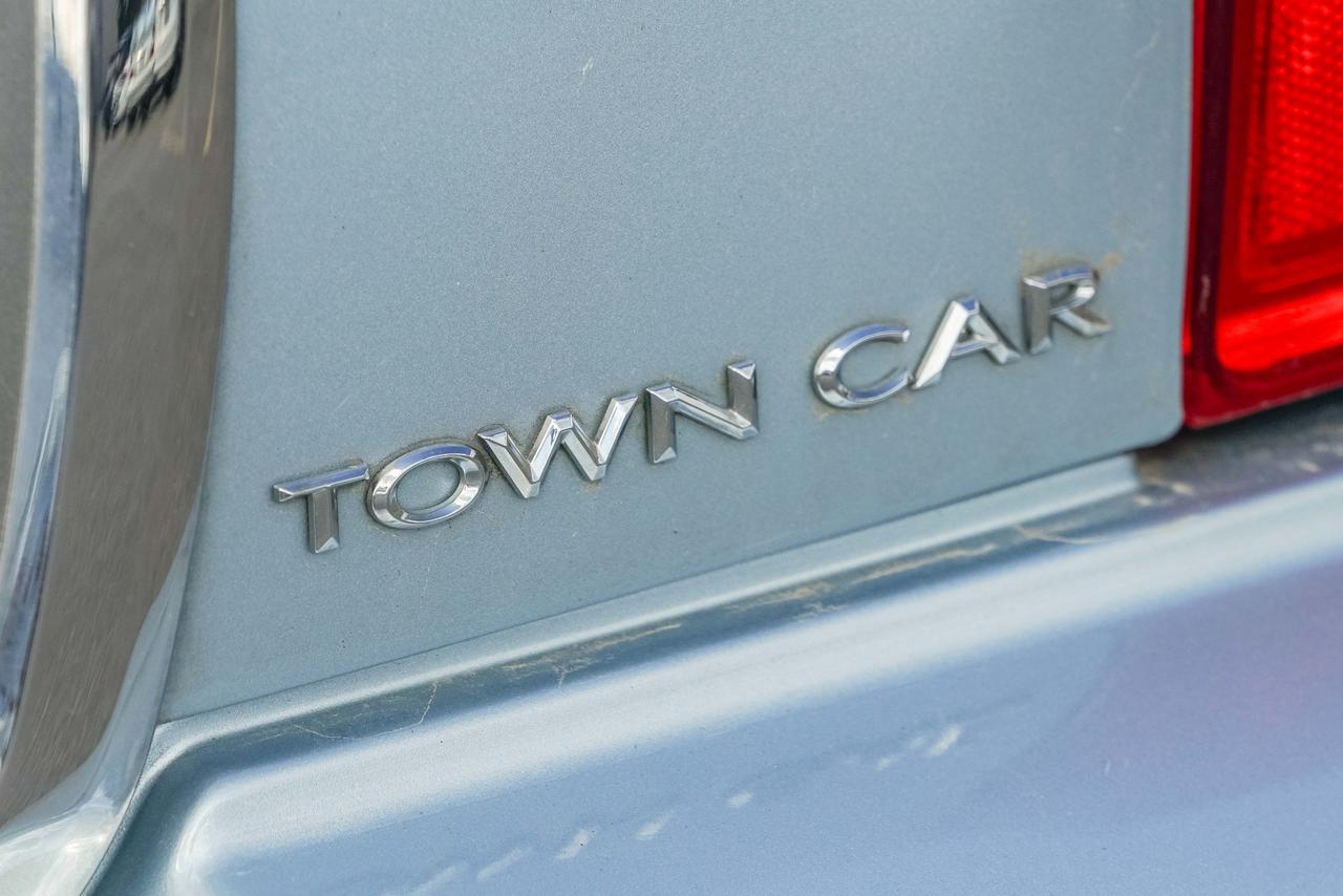 2009 Lincoln Town Car Signature Limited Photo