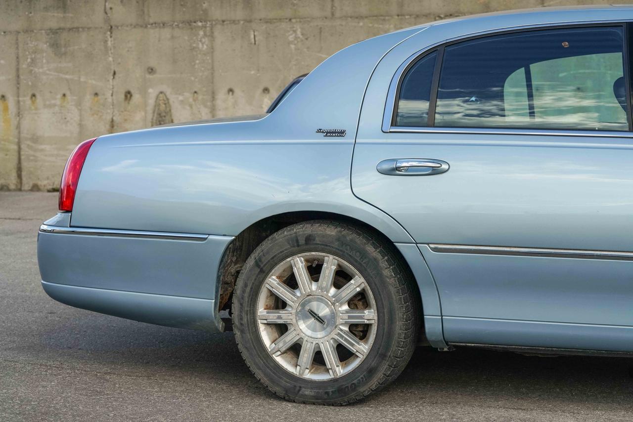 2009 Lincoln Town Car Signature Limited Photo