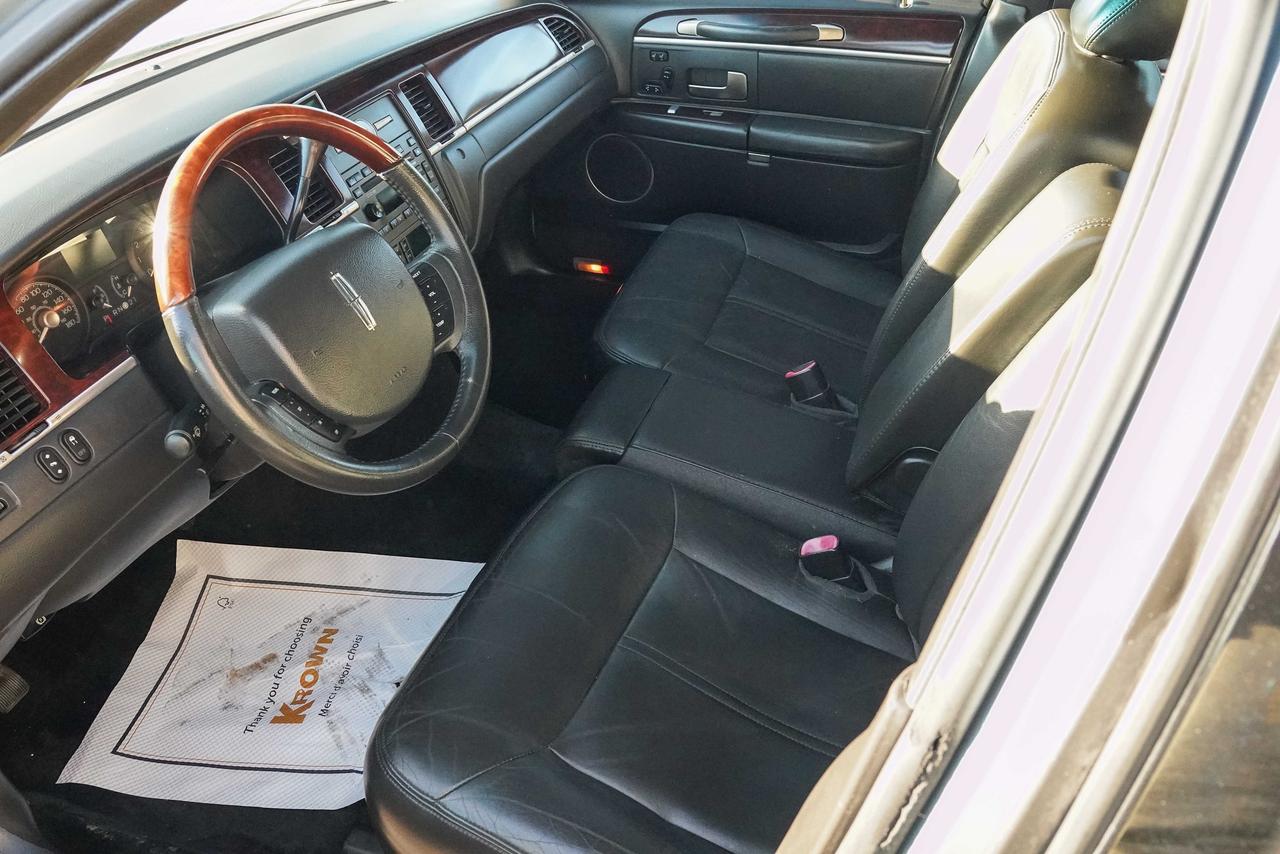 2009 Lincoln Town Car Signature Limited Photo