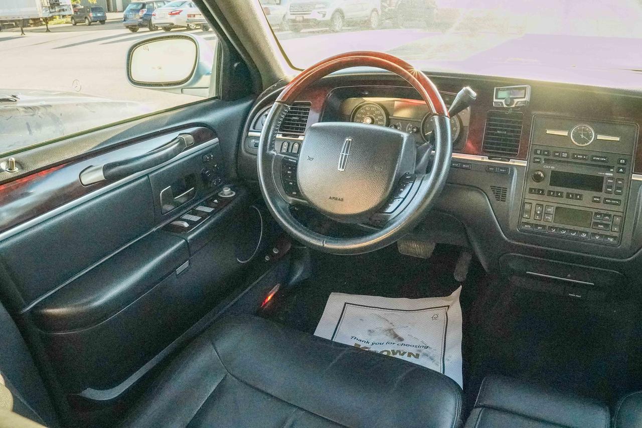 2009 Lincoln Town Car Signature Limited Photo