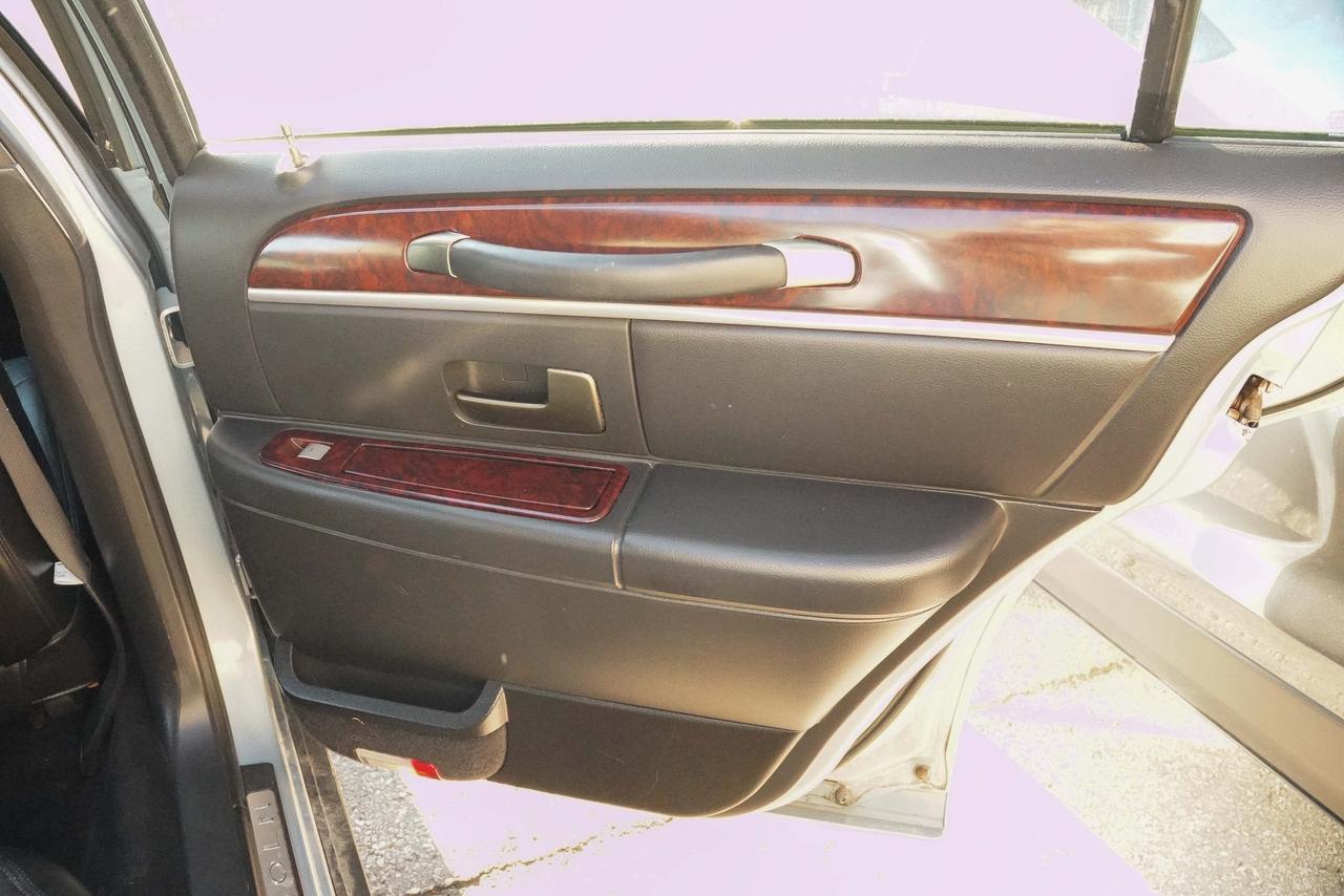 2009 Lincoln Town Car Signature Limited Photo