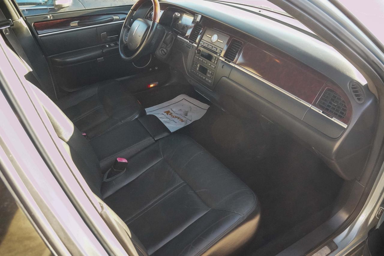 2009 Lincoln Town Car Signature Limited Photo