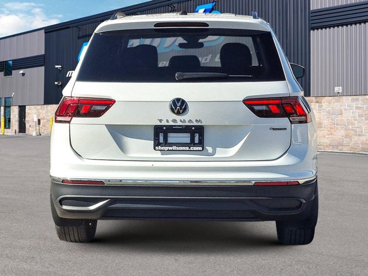 2023 Volkswagen Tiguan Comfortline AWD | 3rd Row Seat | Leather | Heated Seats | Power Seat | CarPlay + Android | and More! Photo3