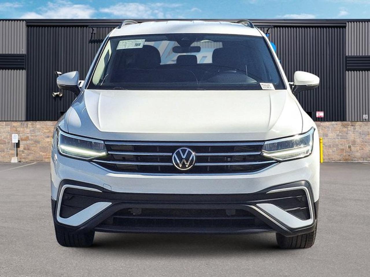 2023 Volkswagen Tiguan Comfortline AWD | 3rd Row Seat | Leather | Heated Seats | Power Seat | CarPlay + Android | and More! Photo