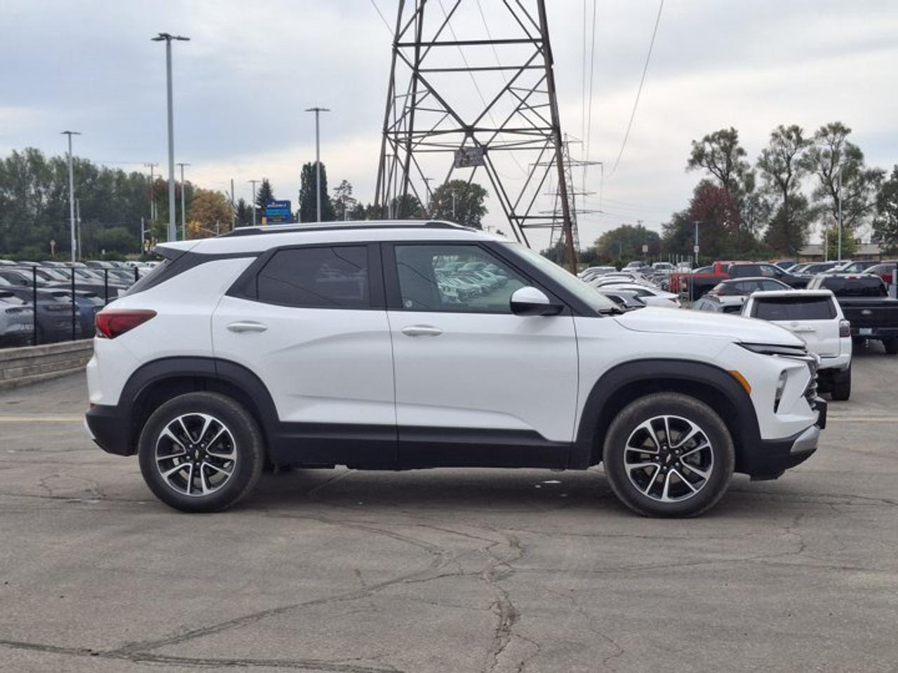 2024 Chevrolet TrailBlazer LT AWD | Heated Wheel + Seats | Remote Start | CarPlay + Android | BSA + RCTA | Rear Cam and More ! Photo