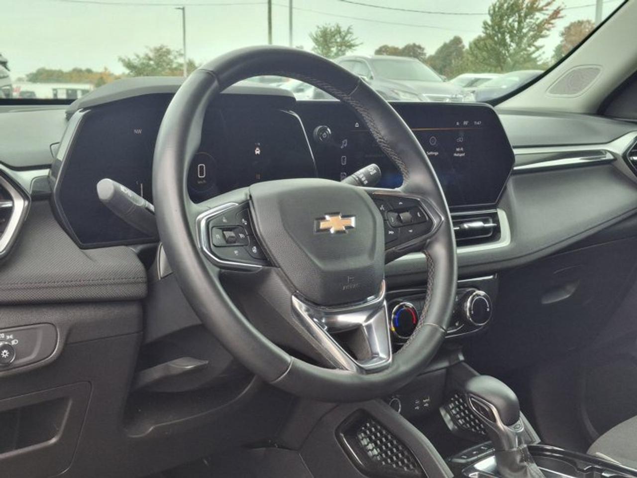 2024 Chevrolet TrailBlazer LT AWD | Heated Wheel + Seats | Remote Start | CarPlay + Android | BSA + RCTA | Rear Cam and More ! Photo