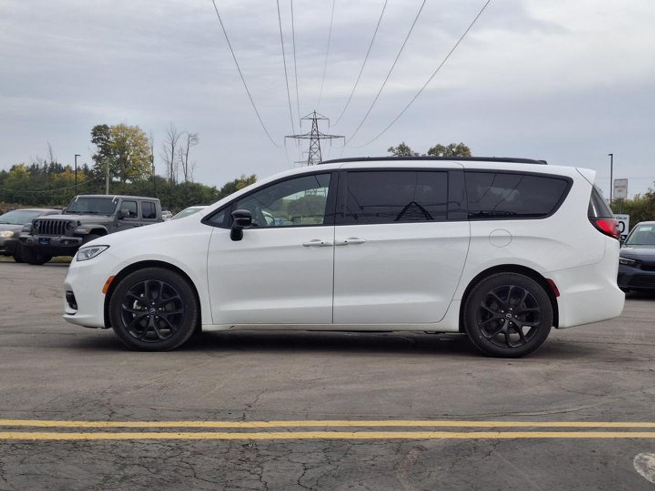 2025 Chrysler Pacifica Limited | Sunroof | Leather | Nav | Adaptive Cruise | Power Sliding Doors + Hatch | and More ! Photo5
