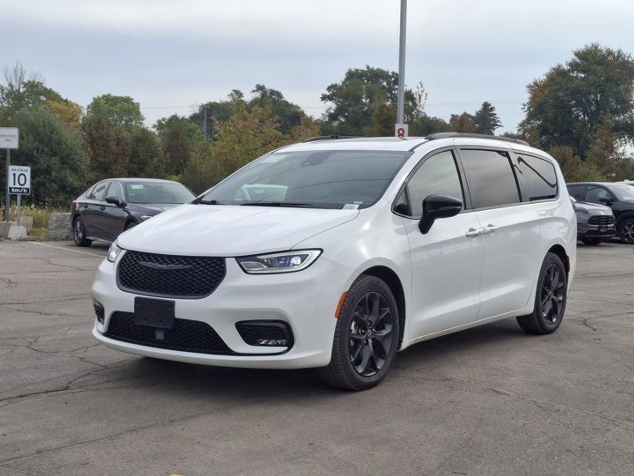 2025 Chrysler Pacifica Limited | Sunroof | Leather | Nav | Adaptive Cruise | Power Sliding Doors + Hatch | and More ! Photo0
