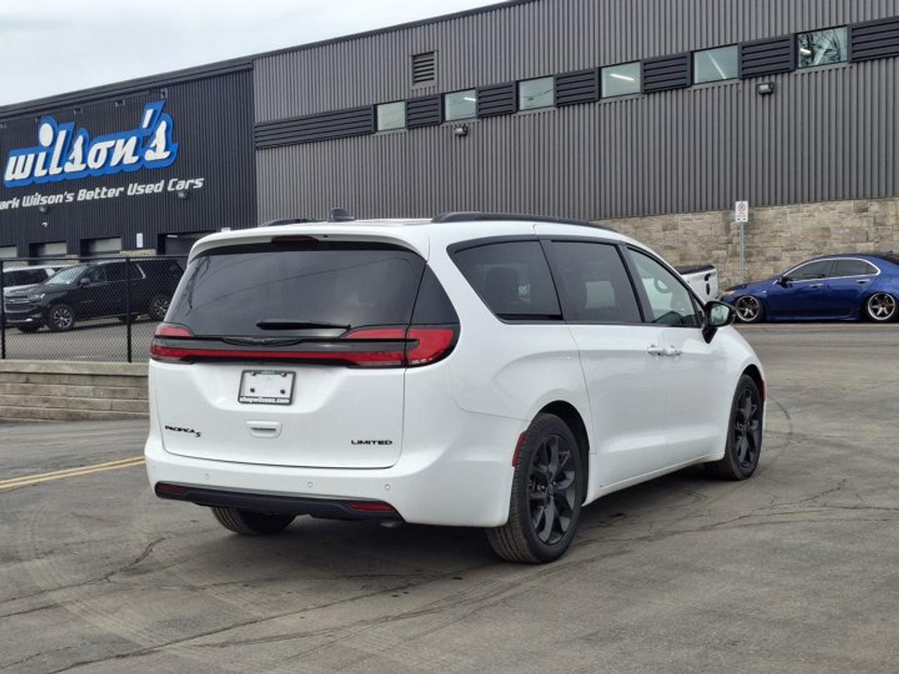2025 Chrysler Pacifica Limited | Sunroof | Leather | Nav | Adaptive Cruise | Power Sliding Doors + Hatch | and More ! Photo4
