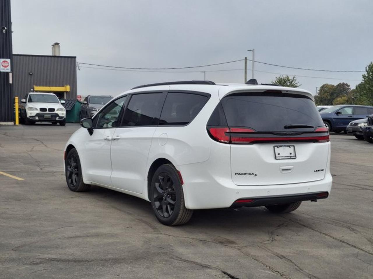 2025 Chrysler Pacifica Limited | Sunroof | Leather | Nav | Adaptive Cruise | Power Sliding Doors + Hatch | and More ! Photo