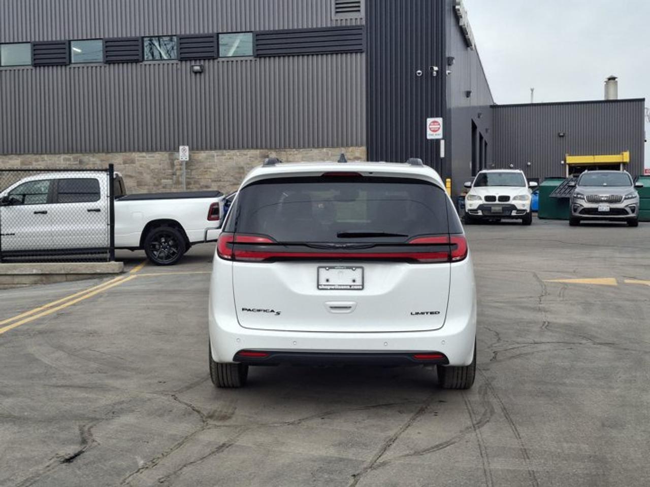 2025 Chrysler Pacifica Limited | Sunroof | Leather | Nav | Adaptive Cruise | Power Sliding Doors + Hatch | and More ! Photo