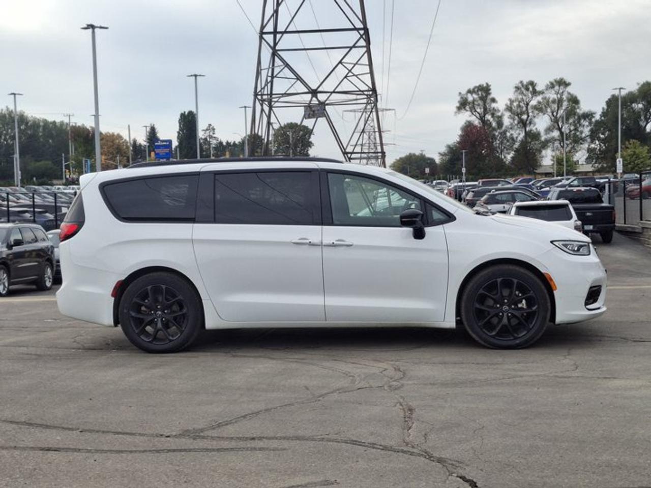 2025 Chrysler Pacifica Limited | Sunroof | Leather | Nav | Adaptive Cruise | Power Sliding Doors + Hatch | and More ! Photo