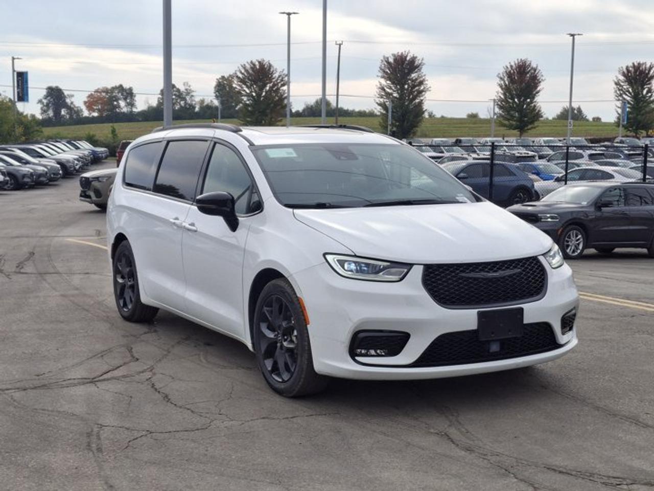 2025 Chrysler Pacifica Limited | Sunroof | Leather | Nav | Adaptive Cruise | Power Sliding Doors + Hatch | and More ! Photo