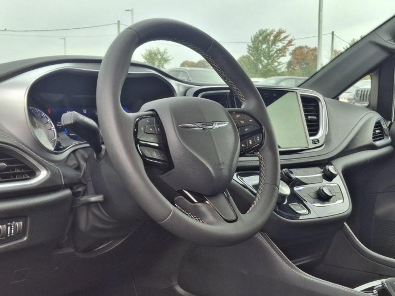 2025 Chrysler Pacifica Limited | Sunroof | Leather | Nav | Adaptive Cruise | Power Sliding Doors + Hatch | and More ! Photo