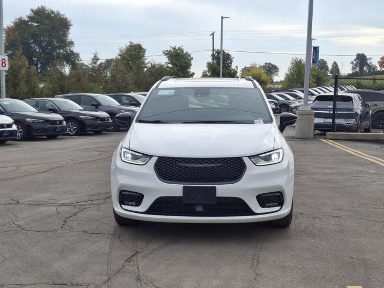 2025 Chrysler Pacifica Limited | Sunroof | Leather | Nav | Adaptive Cruise | Power Sliding Doors + Hatch | and More ! Photo
