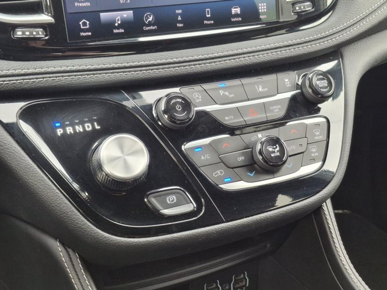 2025 Chrysler Pacifica Limited | Sunroof | Leather | Nav | Adaptive Cruise | Power Sliding Doors + Hatch | and More ! Photo