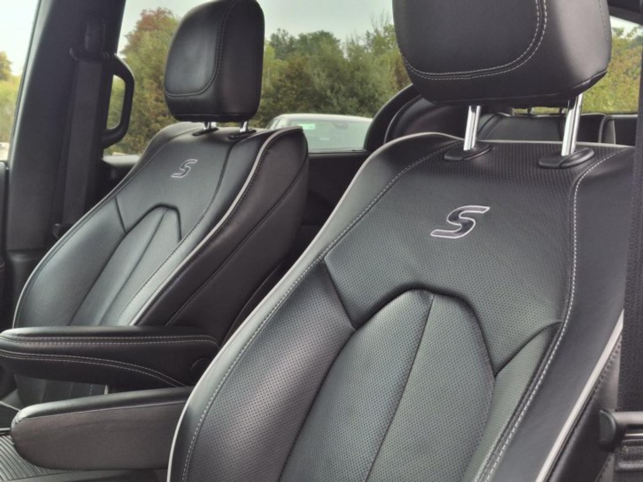 2025 Chrysler Pacifica Limited | Sunroof | Leather | Nav | Adaptive Cruise | Power Sliding Doors + Hatch | and More ! Photo
