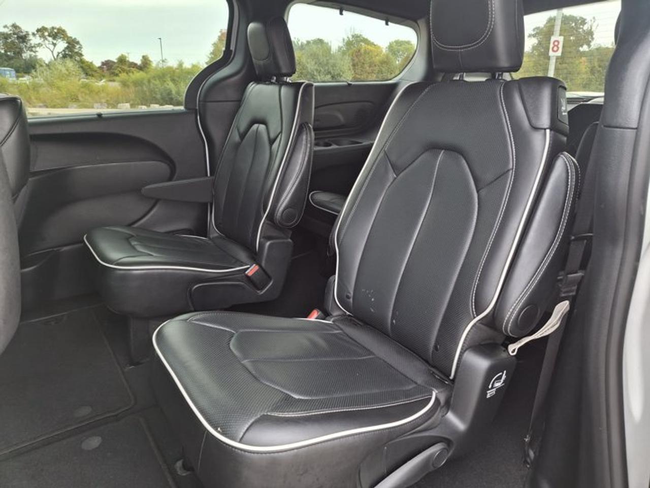 2025 Chrysler Pacifica Limited | Sunroof | Leather | Nav | Adaptive Cruise | Power Sliding Doors + Hatch | and More ! Photo