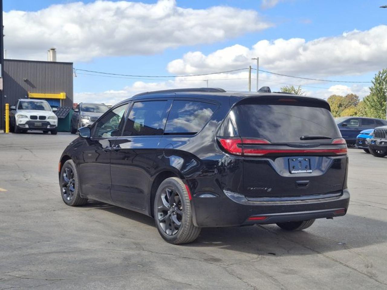 2025 Chrysler Pacifica Limited | Sunroof | Leather | Nav | Adaptive Cruise | Power Sliding Doors + Hatch | and More ! Photo
