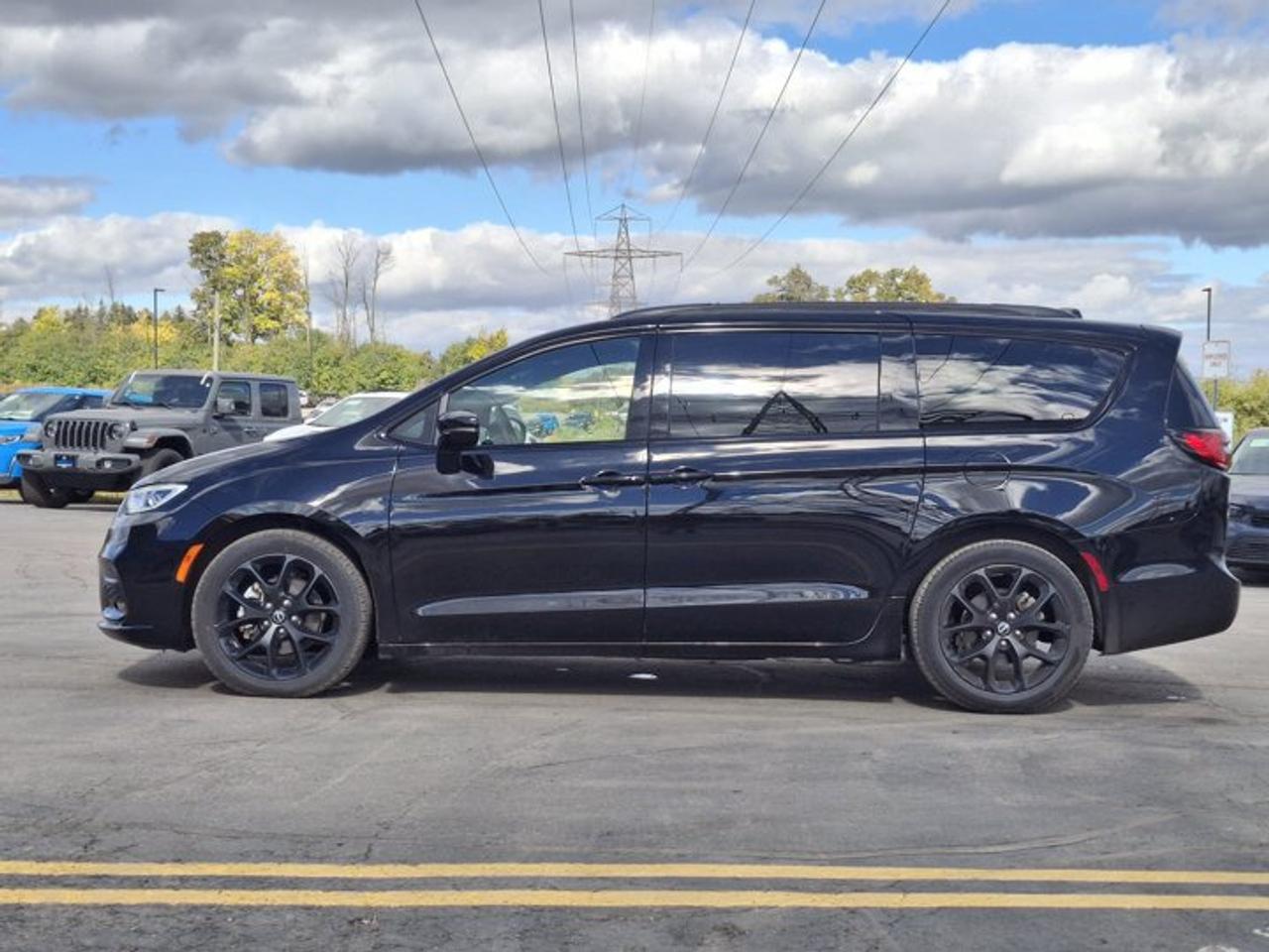 2025 Chrysler Pacifica Limited | Sunroof | Leather | Nav | Adaptive Cruise | Power Sliding Doors + Hatch | and More ! Photo1