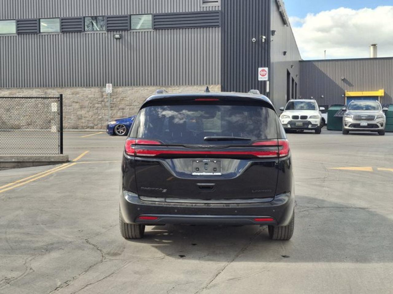 2025 Chrysler Pacifica Limited | Sunroof | Leather | Nav | Adaptive Cruise | Power Sliding Doors + Hatch | and More ! Photo
