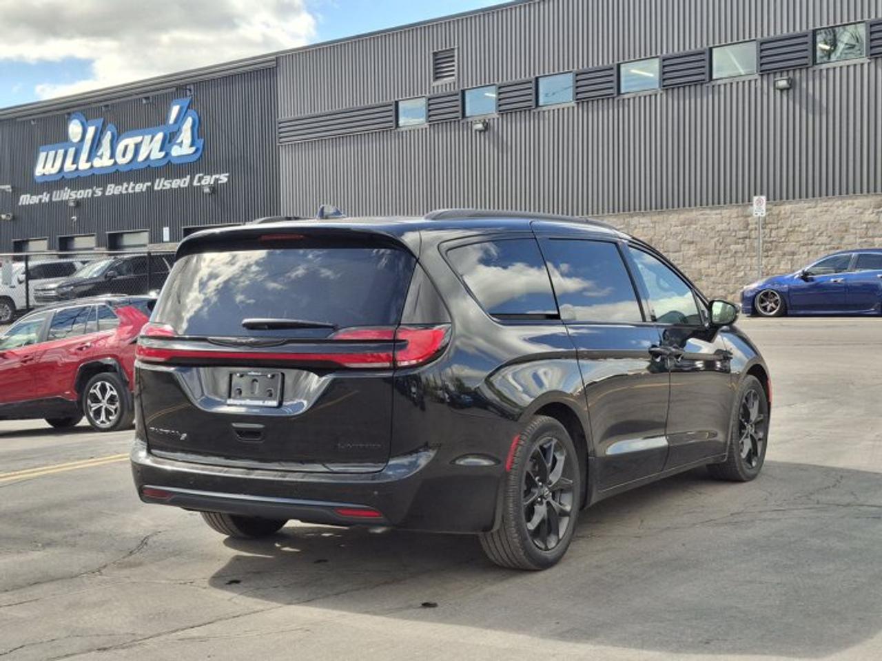 2025 Chrysler Pacifica Limited | Sunroof | Leather | Nav | Adaptive Cruise | Power Sliding Doors + Hatch | and More ! Photo