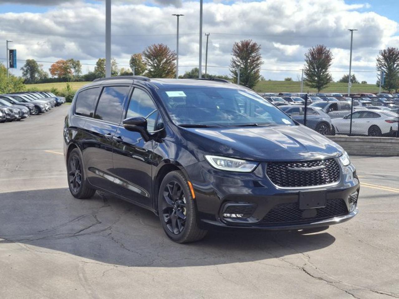 2025 Chrysler Pacifica Limited | Sunroof | Leather | Nav | Adaptive Cruise | Power Sliding Doors + Hatch | and More ! Photo