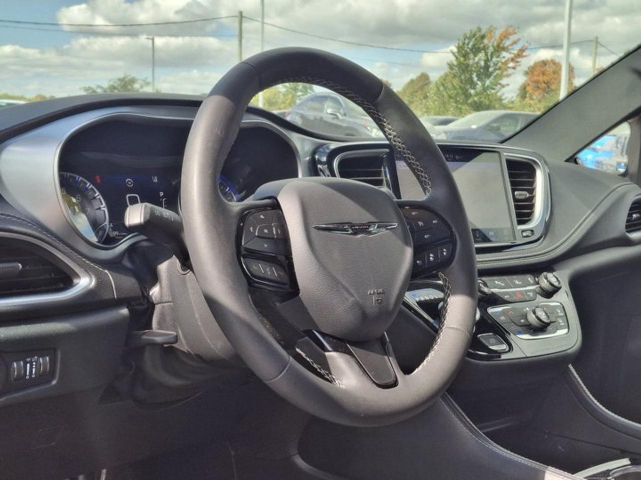 2025 Chrysler Pacifica Limited | Sunroof | Leather | Nav | Adaptive Cruise | Power Sliding Doors + Hatch | and More ! Photo