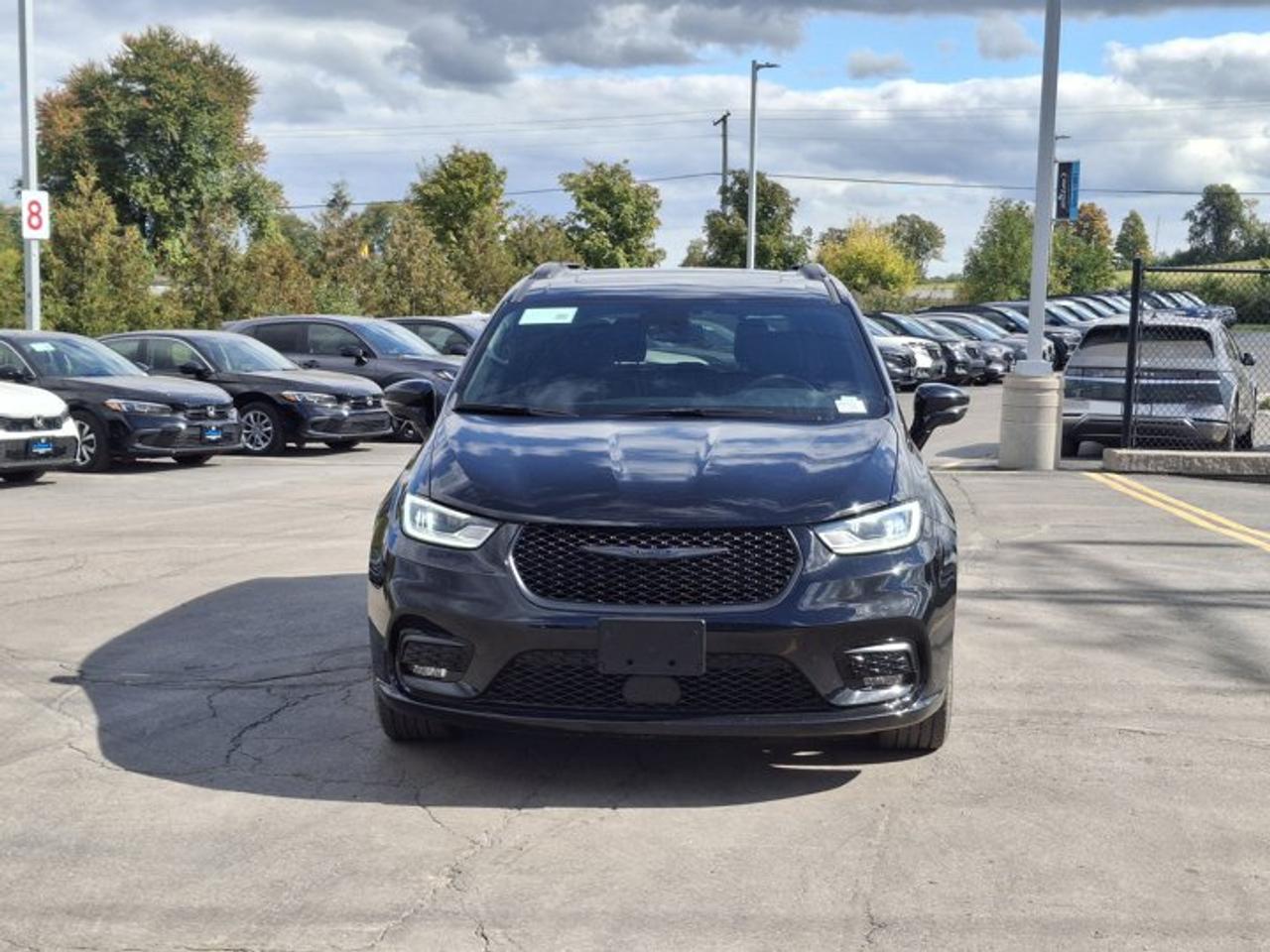 2025 Chrysler Pacifica Limited | Sunroof | Leather | Nav | Adaptive Cruise | Power Sliding Doors + Hatch | and More ! Photo