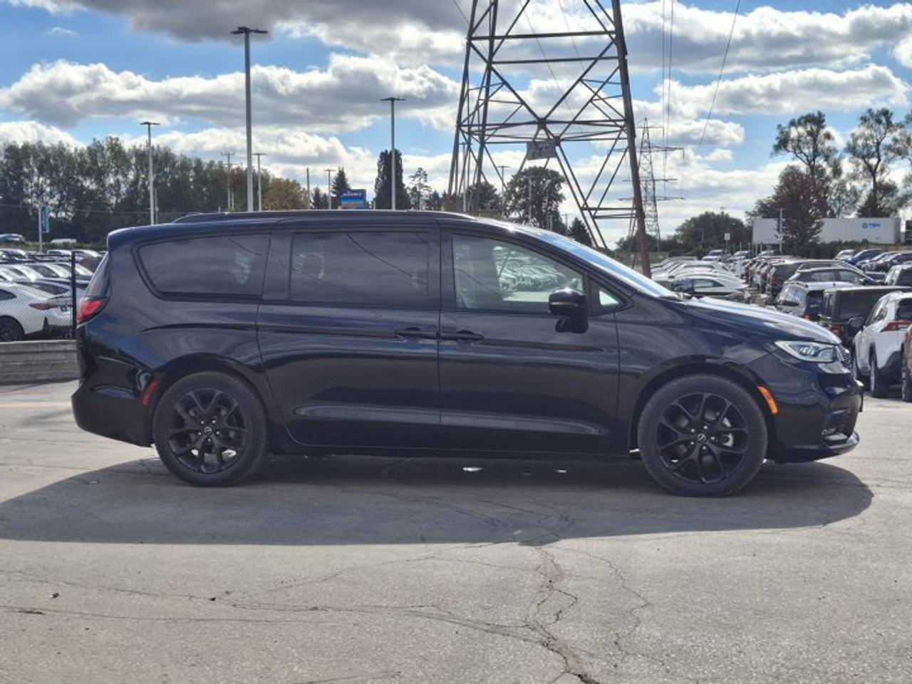 2025 Chrysler Pacifica Limited | Sunroof | Leather | Nav | Adaptive Cruise | Power Sliding Doors + Hatch | and More ! Photo