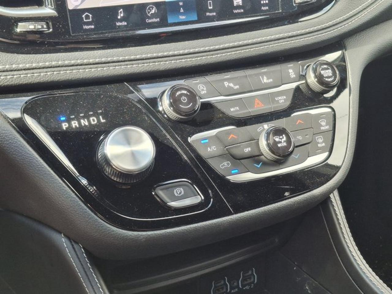 2025 Chrysler Pacifica Limited | Sunroof | Leather | Nav | Adaptive Cruise | Power Sliding Doors + Hatch | and More ! Photo