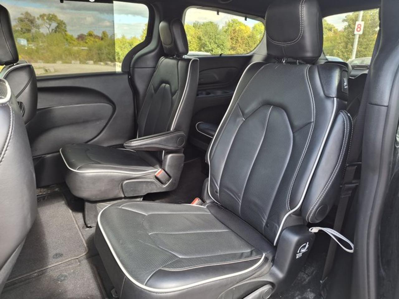 2025 Chrysler Pacifica Limited | Sunroof | Leather | Nav | Adaptive Cruise | Power Sliding Doors + Hatch | and More ! Photo