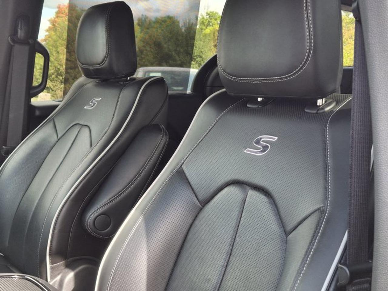 2025 Chrysler Pacifica Limited | Sunroof | Leather | Nav | Adaptive Cruise | Power Sliding Doors + Hatch | and More ! Photo
