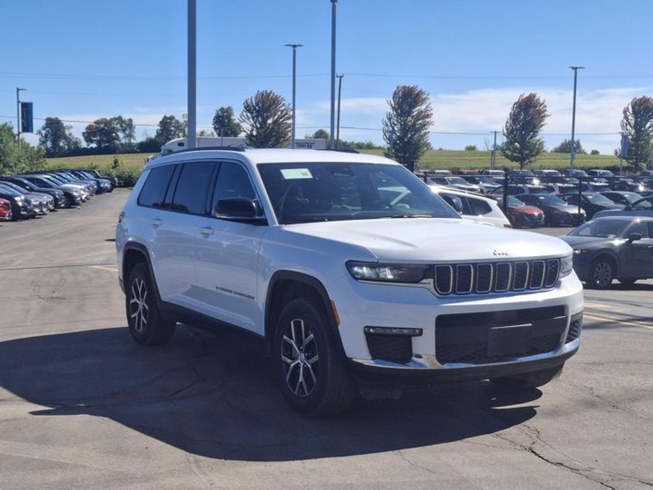 2024 Jeep Grand Cherokee L Limited 4x4 | Leather | 7 Pass | Heated Seats + Steering | Power Liftgate | Remote Start | and More Photo