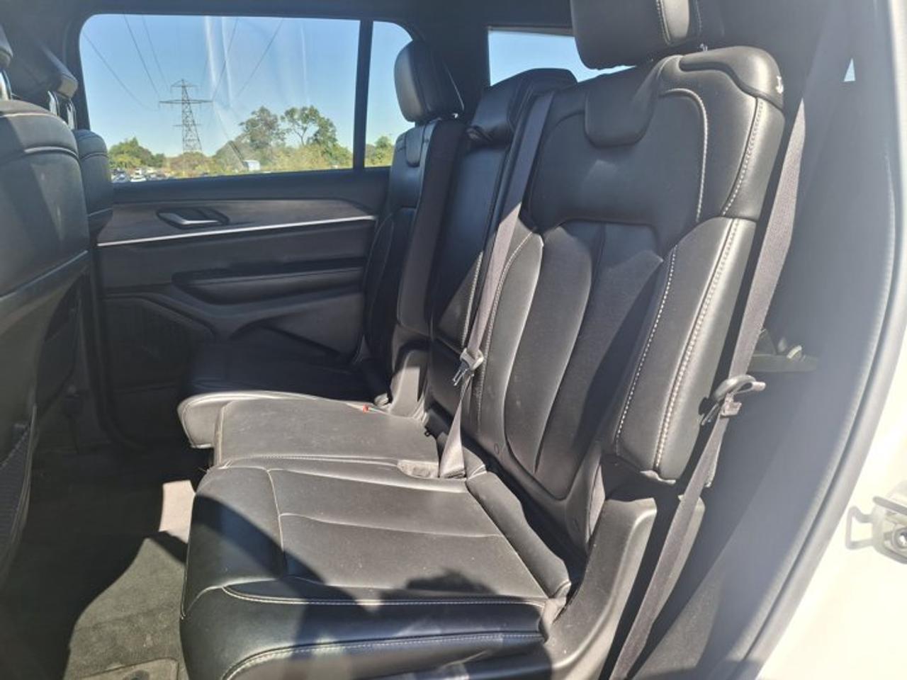 2024 Jeep Grand Cherokee L Limited 4x4 | Leather | 7 Pass | Heated Seats + Steering | Power Liftgate | Remote Start | and More Photo