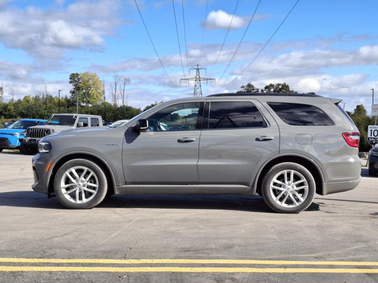 2025 Dodge Durango R/T | Leather | Sunroof | Nav | Cooled + Heated Seats | Heated Wheel | Remote Start | and More ! Photo5