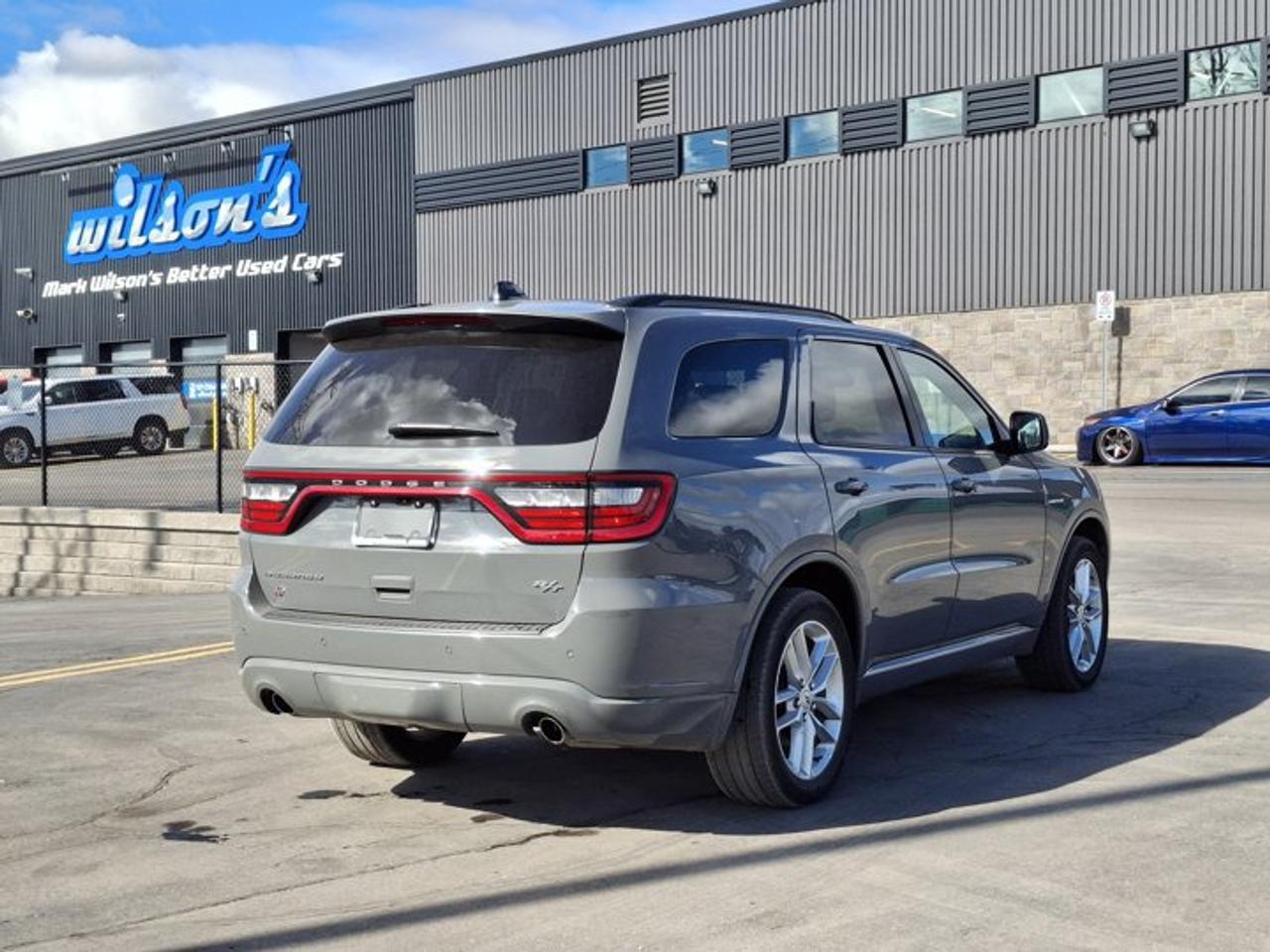 2025 Dodge Durango R/T | Leather | Sunroof | Nav | Cooled + Heated Seats | Heated Wheel | Remote Start | and More ! Photo