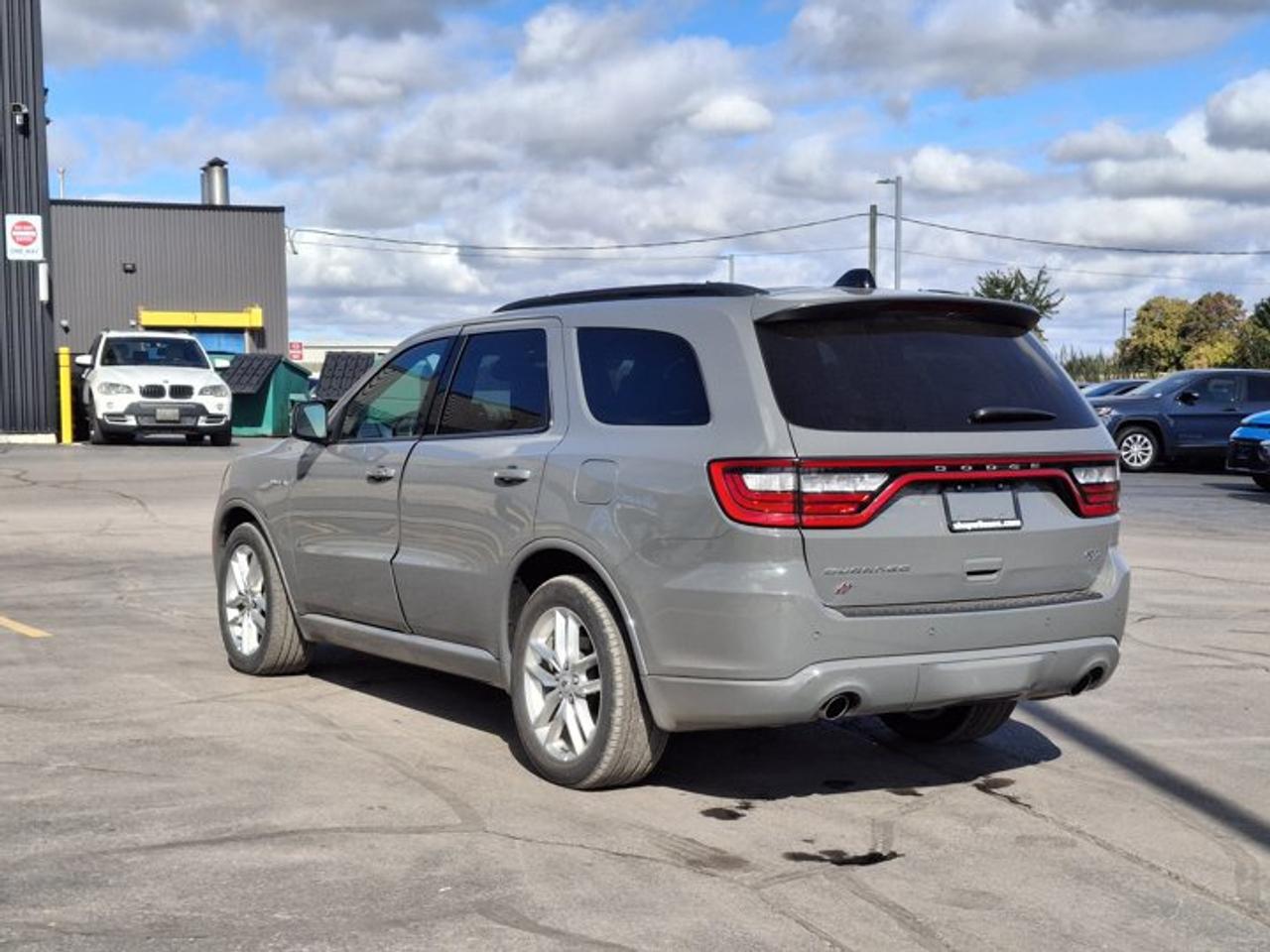 2025 Dodge Durango R/T | Leather | Sunroof | Nav | Cooled + Heated Seats | Heated Wheel | Remote Start | and More ! Photo