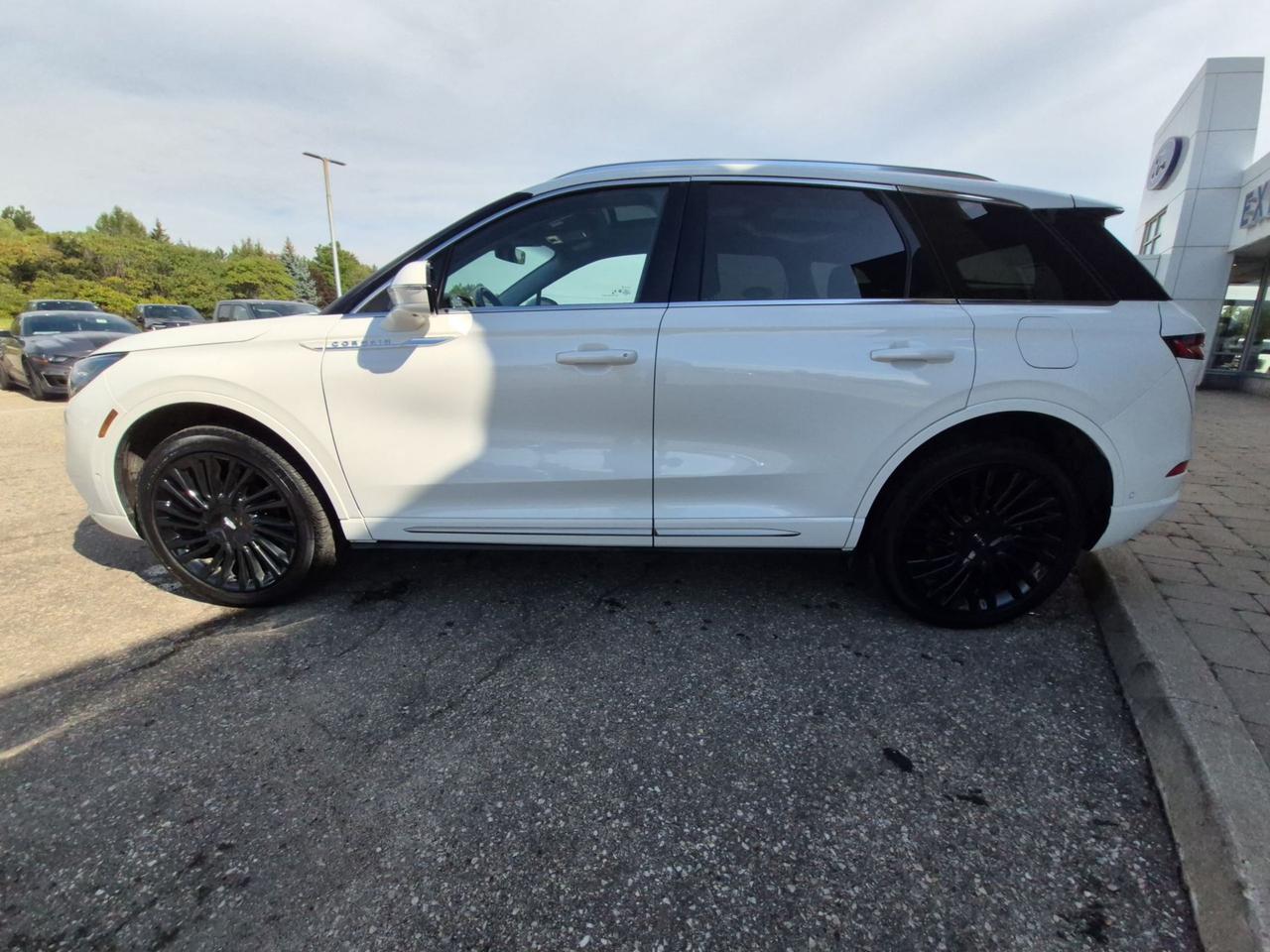 2022 Lincoln Corsair 201A, RESERVE, 2L, 20" RIMS, LEATHER, PANO ROOF! Photo4