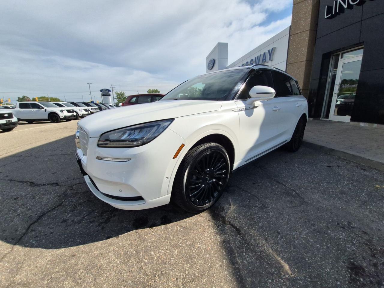2022 Lincoln Corsair 201A, RESERVE, 2L, 20" RIMS, LEATHER, PANO ROOF! Photo3
