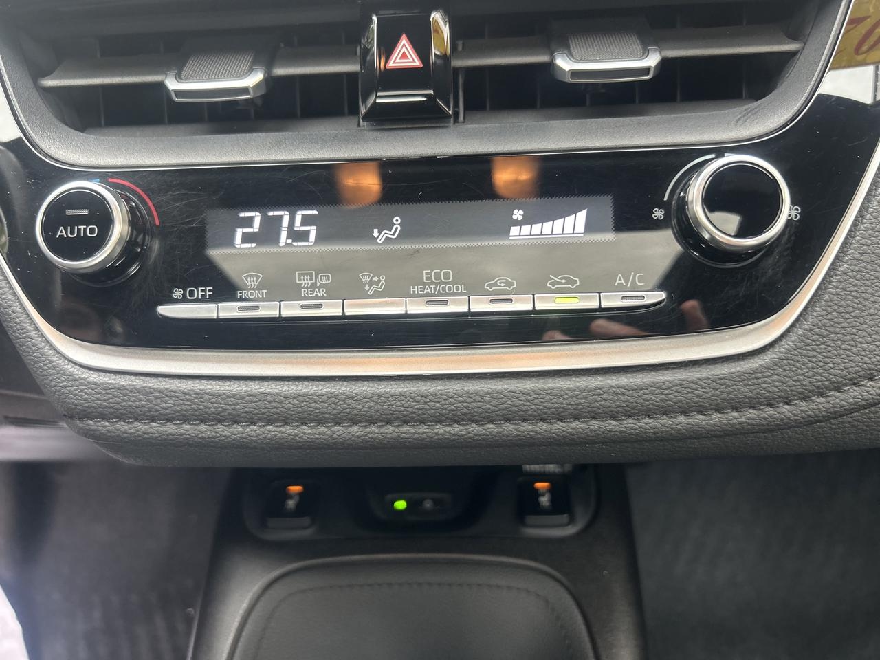 2020 Toyota Corolla SE - LOW KM's, HEATED SEATS, SUNROOF, ONE OWNER! Photo