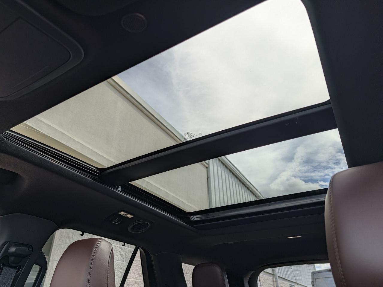 2022 Ford Explorer Platinum 4WD Photo