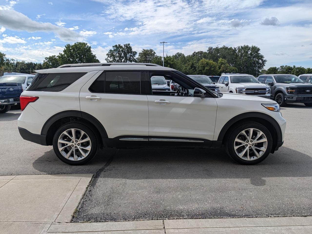 2022 Ford Explorer Platinum 4WD Photo3