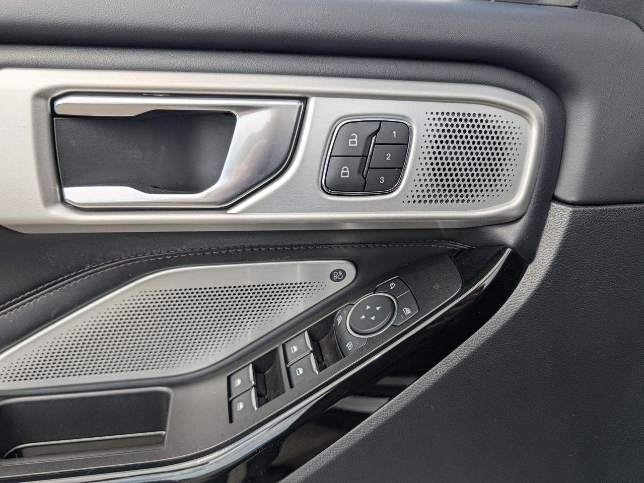 2022 Ford Explorer Platinum 4WD Photo