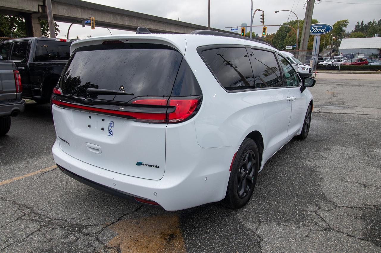 2024 Chrysler Pacifica Premium S Appearance Photo4