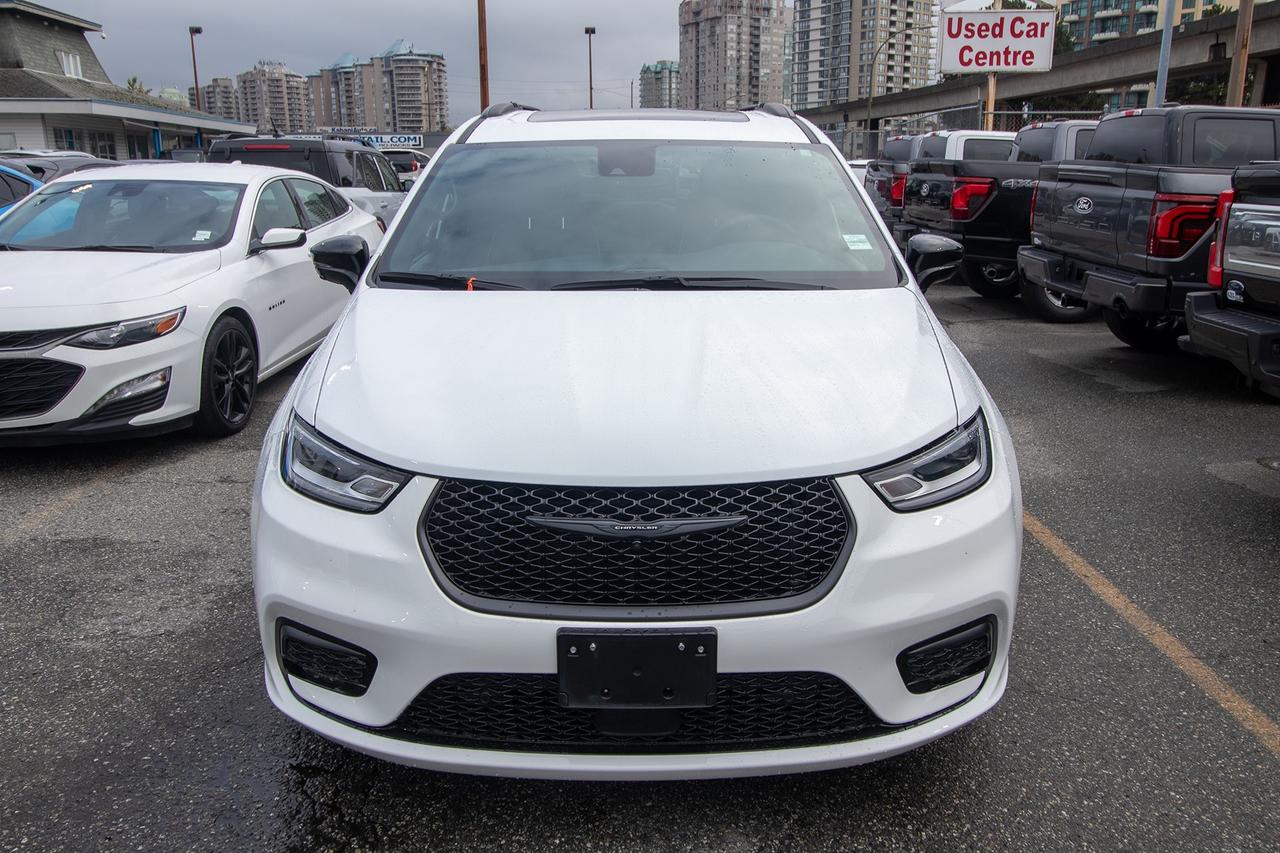 2024 Chrysler Pacifica Premium S Appearance Photo2